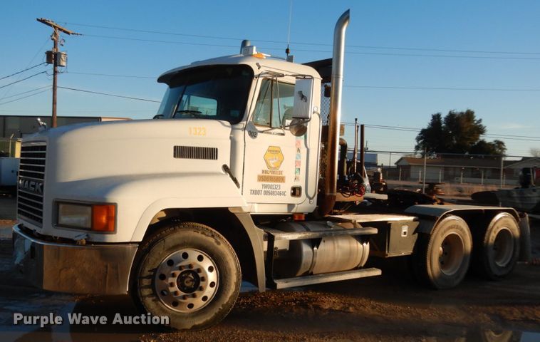image for item DJ7286 2000 Mack CH600GK  semi truck