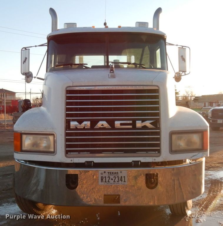 image for item DJ7286 2000 Mack CH600GK  semi truck