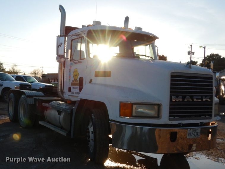 image for item DJ7286 2000 Mack CH600GK  semi truck