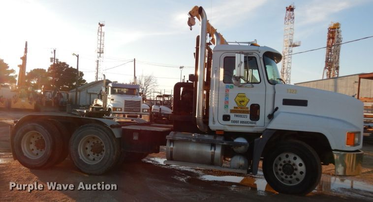 image for item DJ7286 2000 Mack CH600GK  semi truck