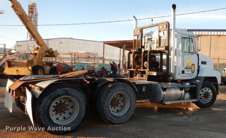 image for item DJ7286 2000 Mack CH600GK  semi truck