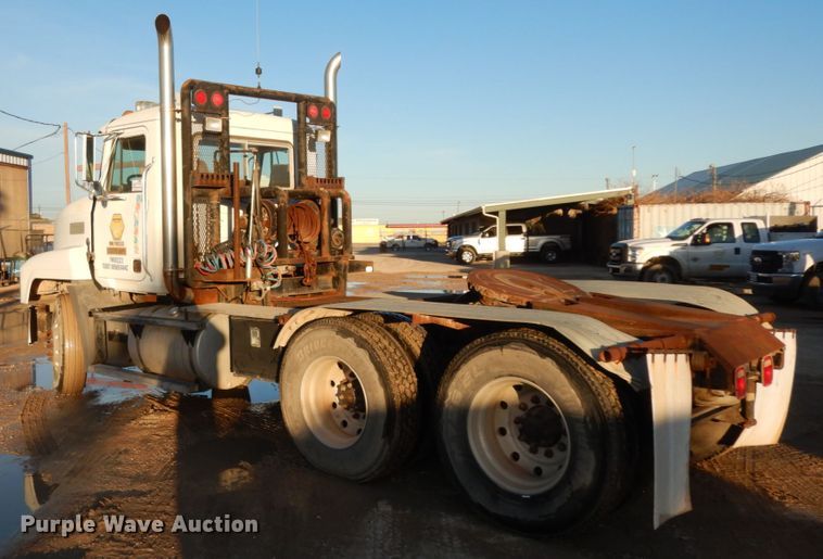 image for item DJ7286 2000 Mack CH600GK  semi truck