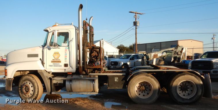 image for item DJ7286 2000 Mack CH600GK  semi truck