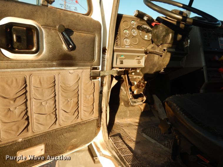 image for item DJ7286 2000 Mack CH600GK  semi truck