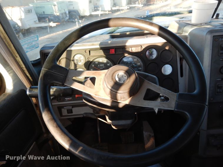 image for item DJ7286 2000 Mack CH600GK  semi truck