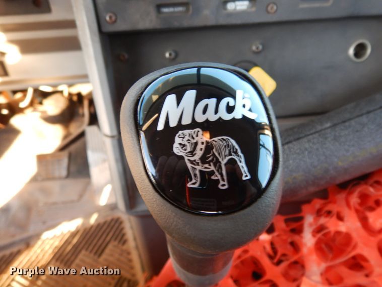 image for item DJ7286 2000 Mack CH600GK  semi truck