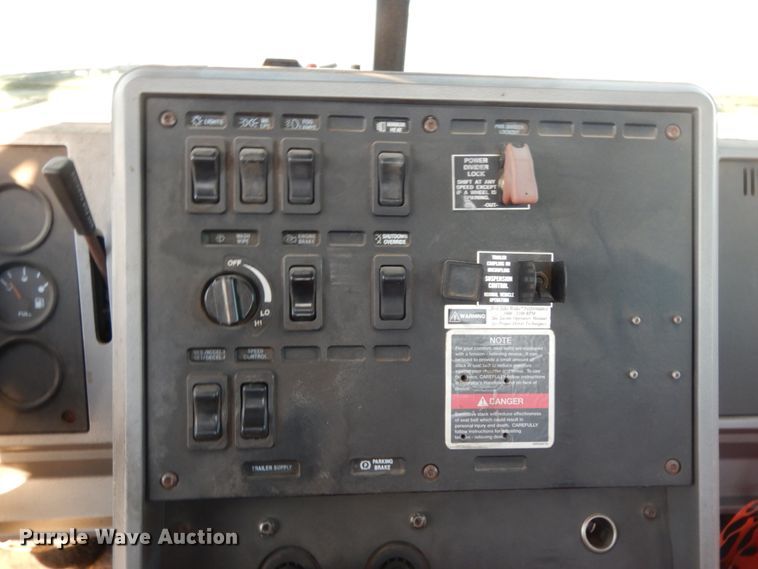 image for item DJ7286 2000 Mack CH600GK  semi truck