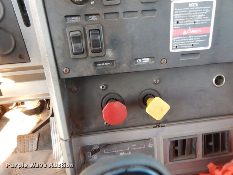 image for item DJ7286 2000 Mack CH600GK  semi truck