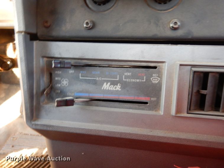 image for item DJ7286 2000 Mack CH600GK  semi truck