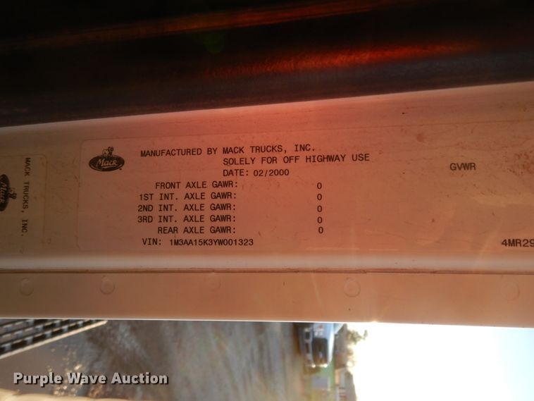 image for item DJ7286 2000 Mack CH600GK  semi truck