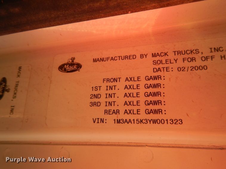 image for item DJ7286 2000 Mack CH600GK  semi truck