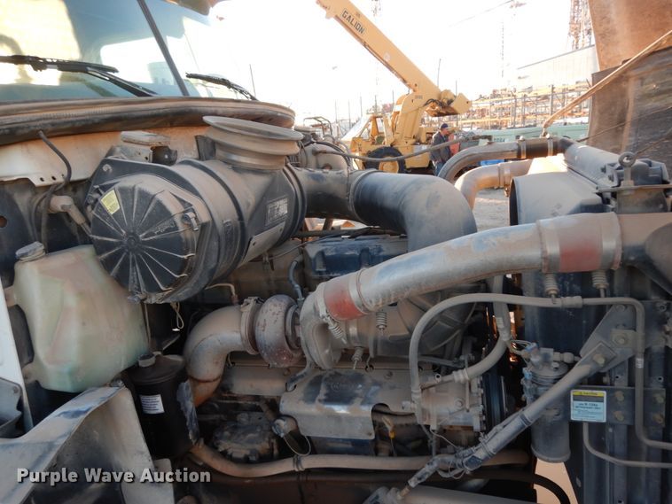 image for item DJ7286 2000 Mack CH600GK  semi truck