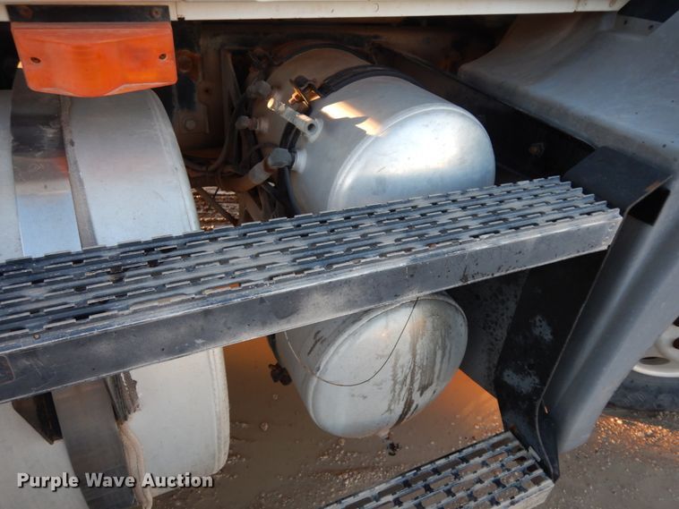 image for item DJ7286 2000 Mack CH600GK  semi truck