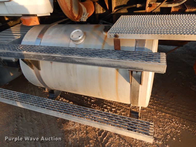 image for item DJ7286 2000 Mack CH600GK  semi truck