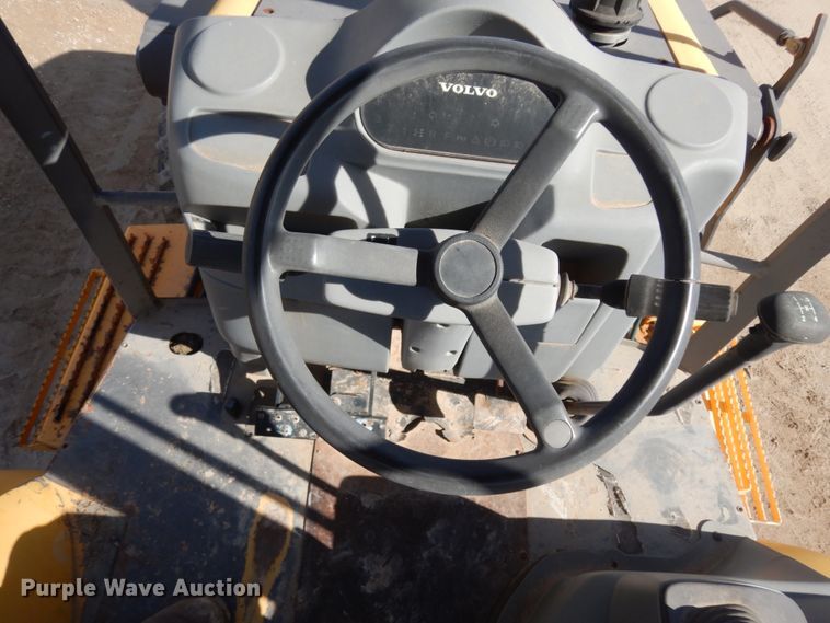 image for item DJ8170 2005 Volvo BL60  backhoe