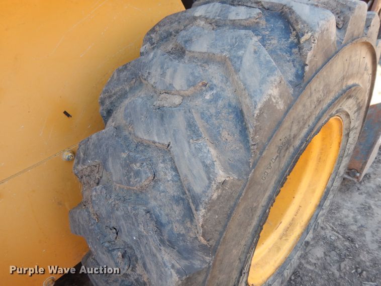 image for item DJ8187 2010 John Deere 332D  skid steer loader