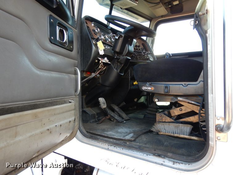 image for item DJ8193 2005 Peterbilt 379  dump truck