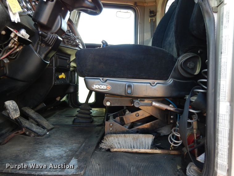 image for item DJ8193 2005 Peterbilt 379  dump truck