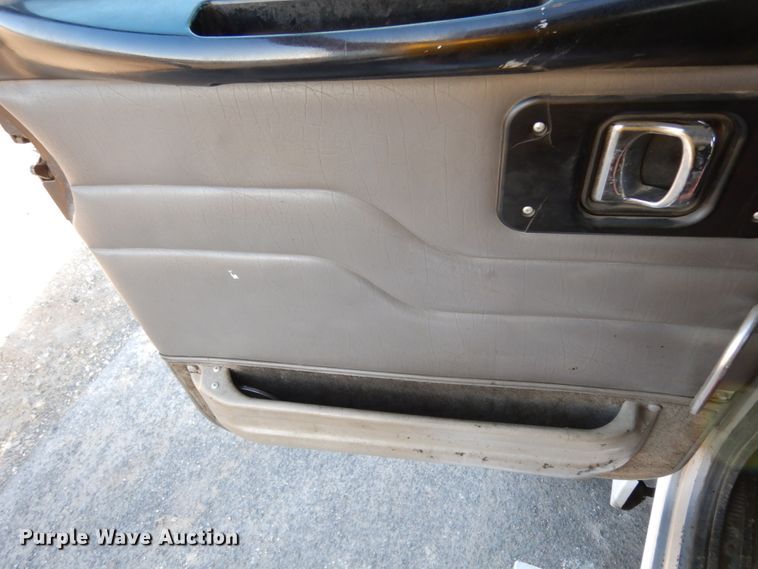 image for item DJ8193 2005 Peterbilt 379  dump truck