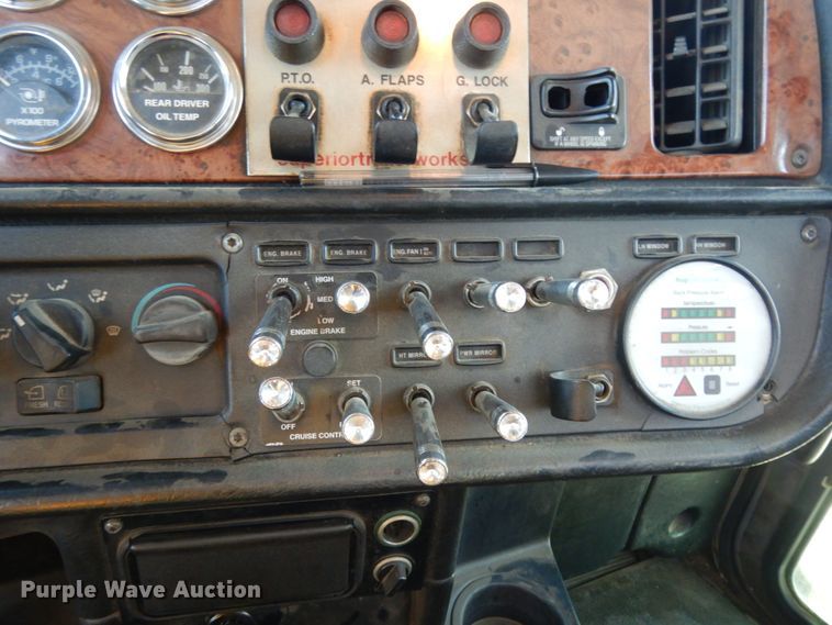 image for item DJ8193 2005 Peterbilt 379  dump truck