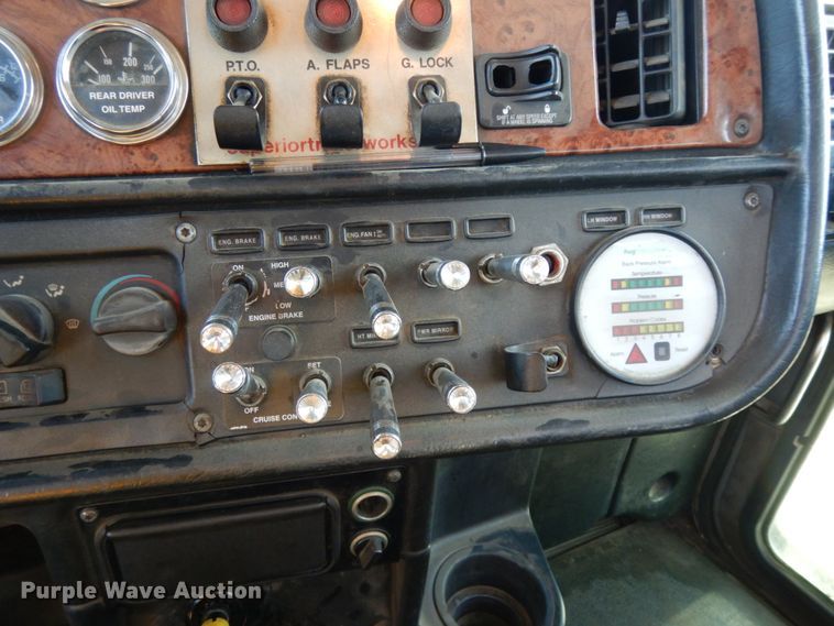 image for item DJ8193 2005 Peterbilt 379  dump truck