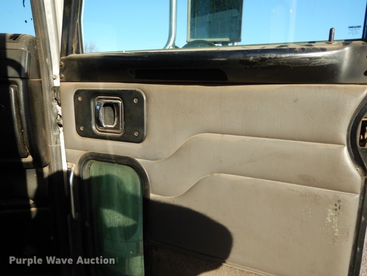 image for item DJ8193 2005 Peterbilt 379  dump truck