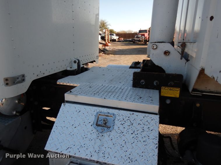 image for item DJ8193 2005 Peterbilt 379  dump truck