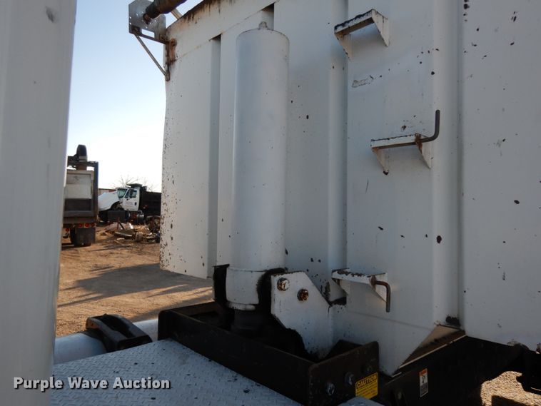 image for item DJ8193 2005 Peterbilt 379  dump truck