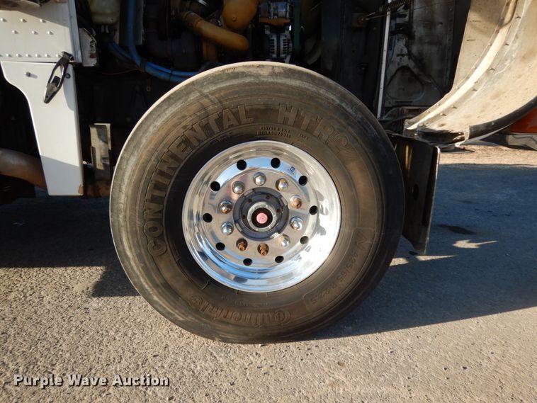 image for item DJ8193 2005 Peterbilt 379  dump truck