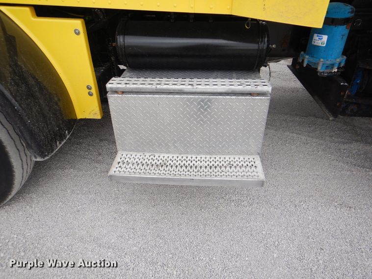 image for item DJ8593 2001 Peterbilt 378  dump truck