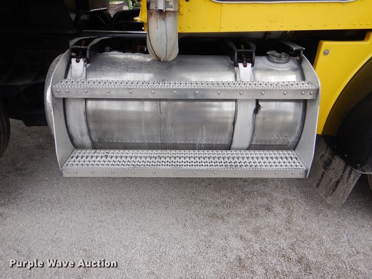 image for item DJ8593 2001 Peterbilt 378  dump truck