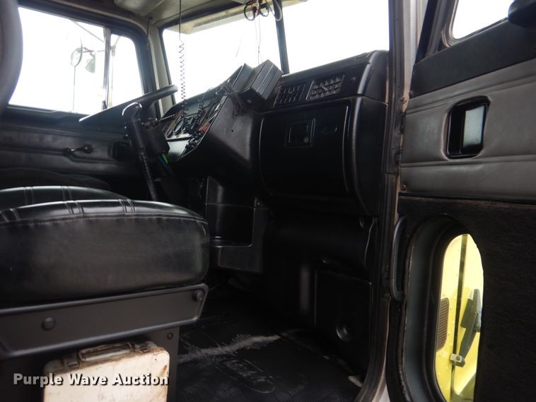 image for item DJ8593 2001 Peterbilt 378  dump truck