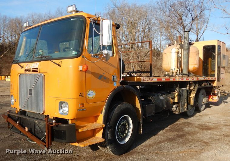 image for item DL2018 1997 Volvo EZ Liner  flatbed truck