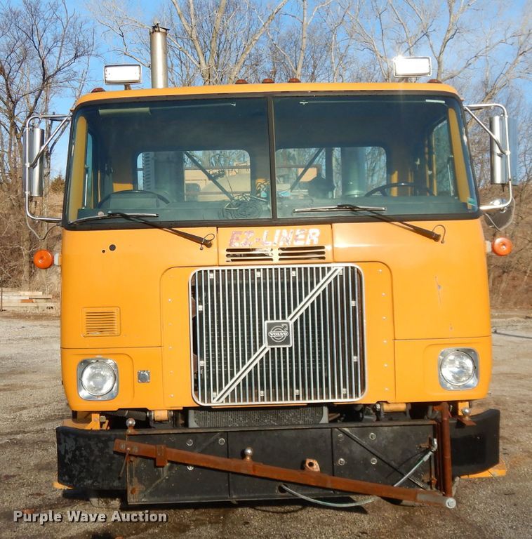 image for item DL2018 1997 Volvo EZ Liner  flatbed truck