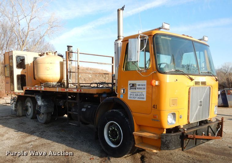 image for item DL2018 1997 Volvo EZ Liner  flatbed truck