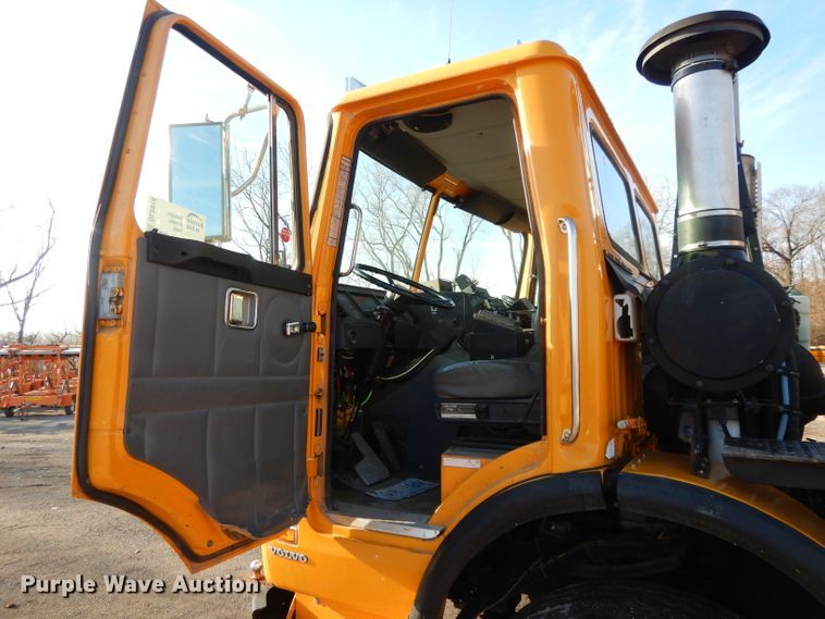 image for item DL2018 1997 Volvo EZ Liner  flatbed truck