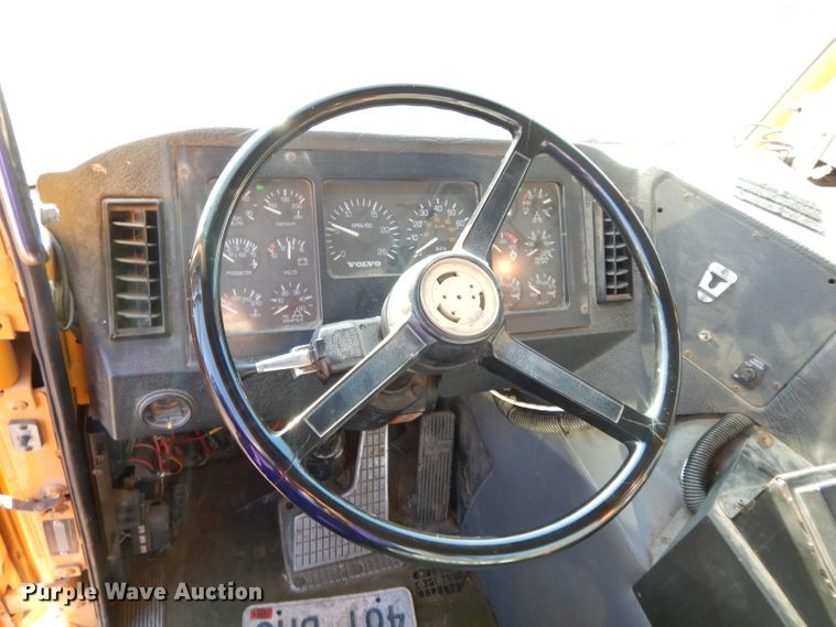 image for item DL2018 1997 Volvo EZ Liner  flatbed truck