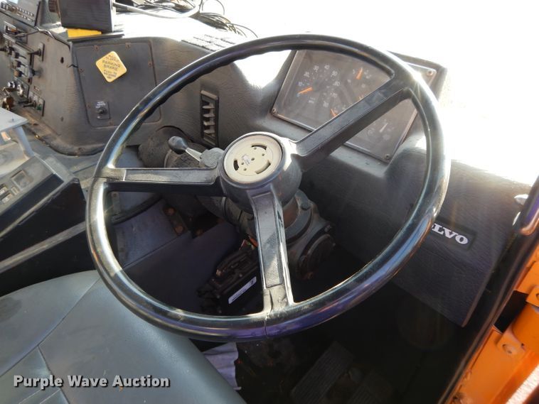 image for item DL2018 1997 Volvo EZ Liner  flatbed truck