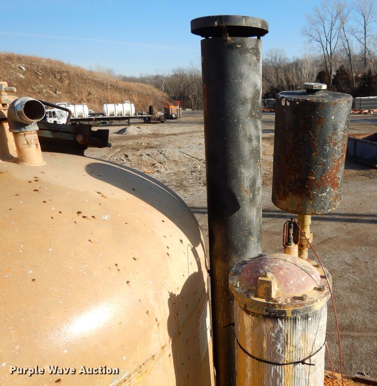 image for item DL2018 1997 Volvo EZ Liner  flatbed truck