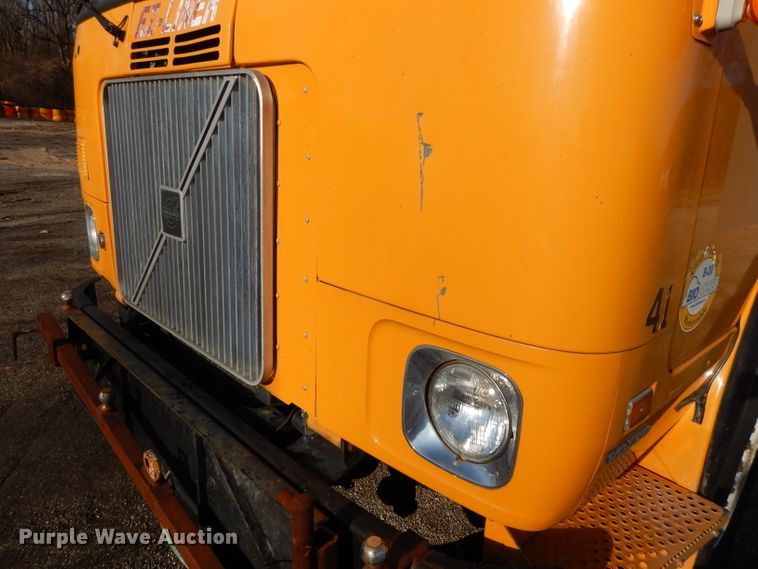 image for item DL2018 1997 Volvo EZ Liner  flatbed truck