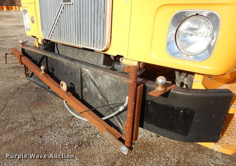 image for item DL2018 1997 Volvo EZ Liner  flatbed truck