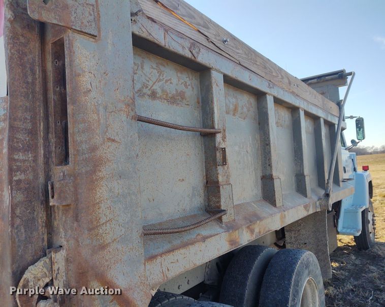 image for item FY9831 1996 Ford L9000  dump truck