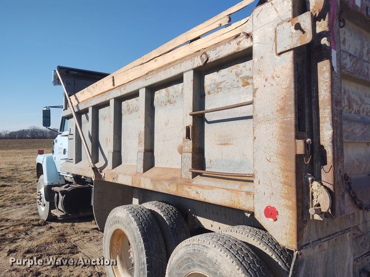 image for item FY9831 1996 Ford L9000  dump truck