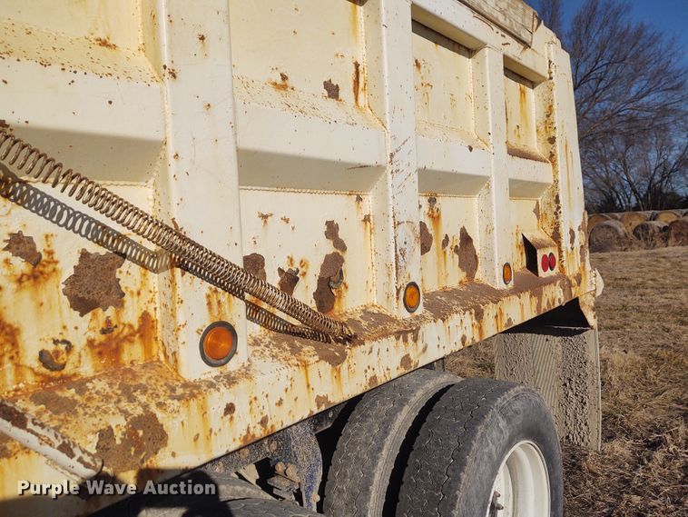 image for item FY9832 2002 Peterbilt 379  dump truck