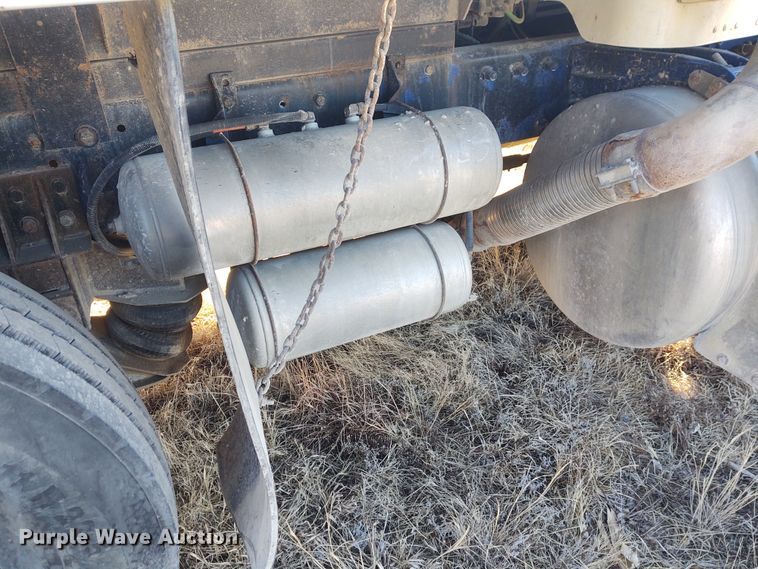 image for item FY9832 2002 Peterbilt 379  dump truck