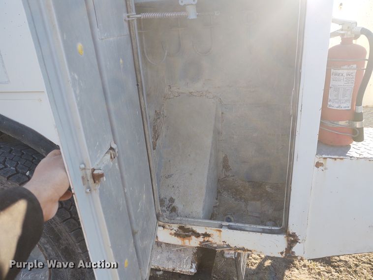 image for item FY9836 1988 GMC TopKick  bucket truck