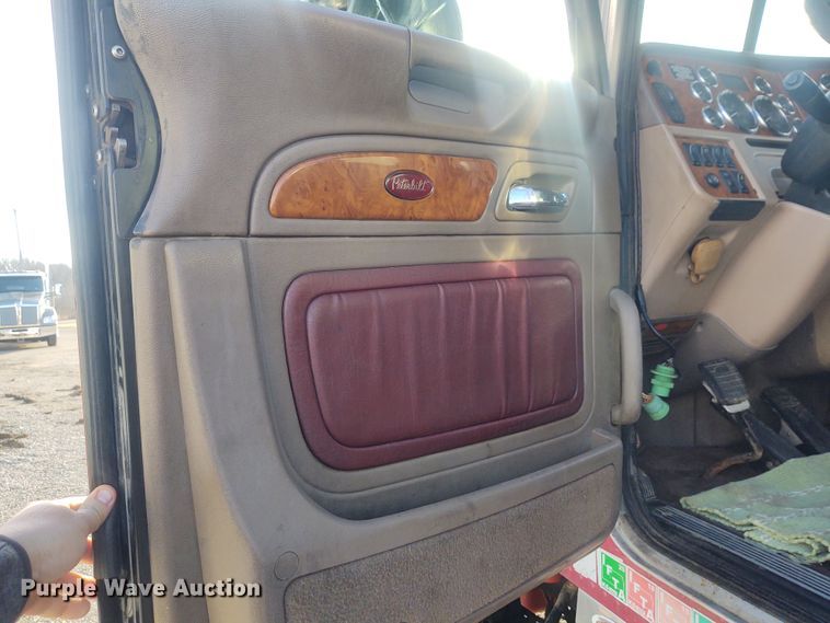 image for item FY9882 2009 Peterbilt 386  semi truck