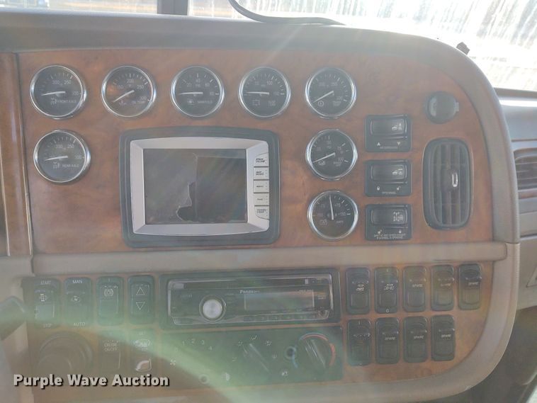 image for item FY9882 2009 Peterbilt 386  semi truck