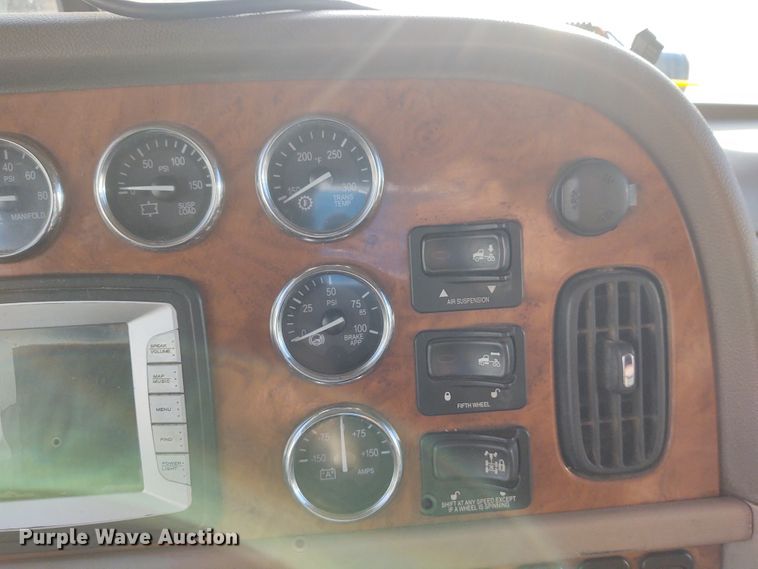 image for item FY9882 2009 Peterbilt 386  semi truck