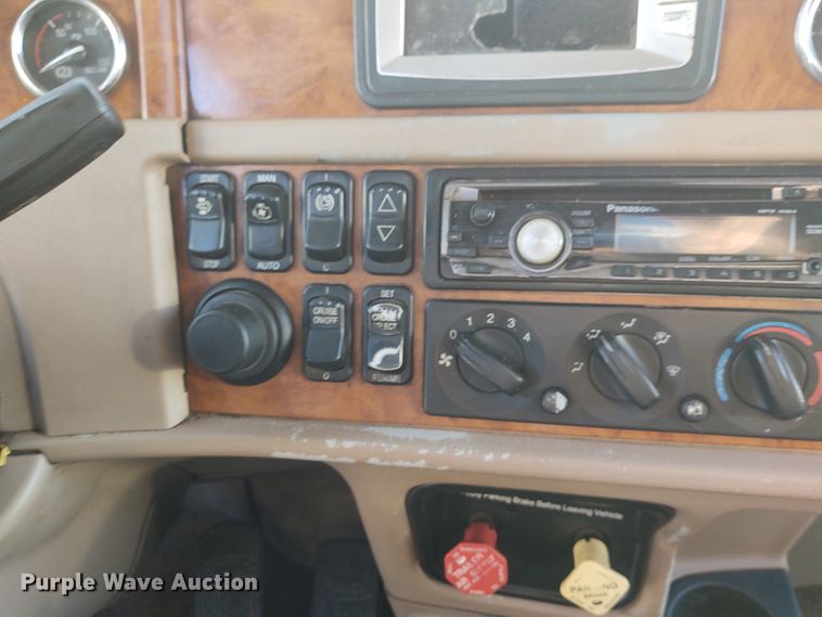 image for item FY9882 2009 Peterbilt 386  semi truck